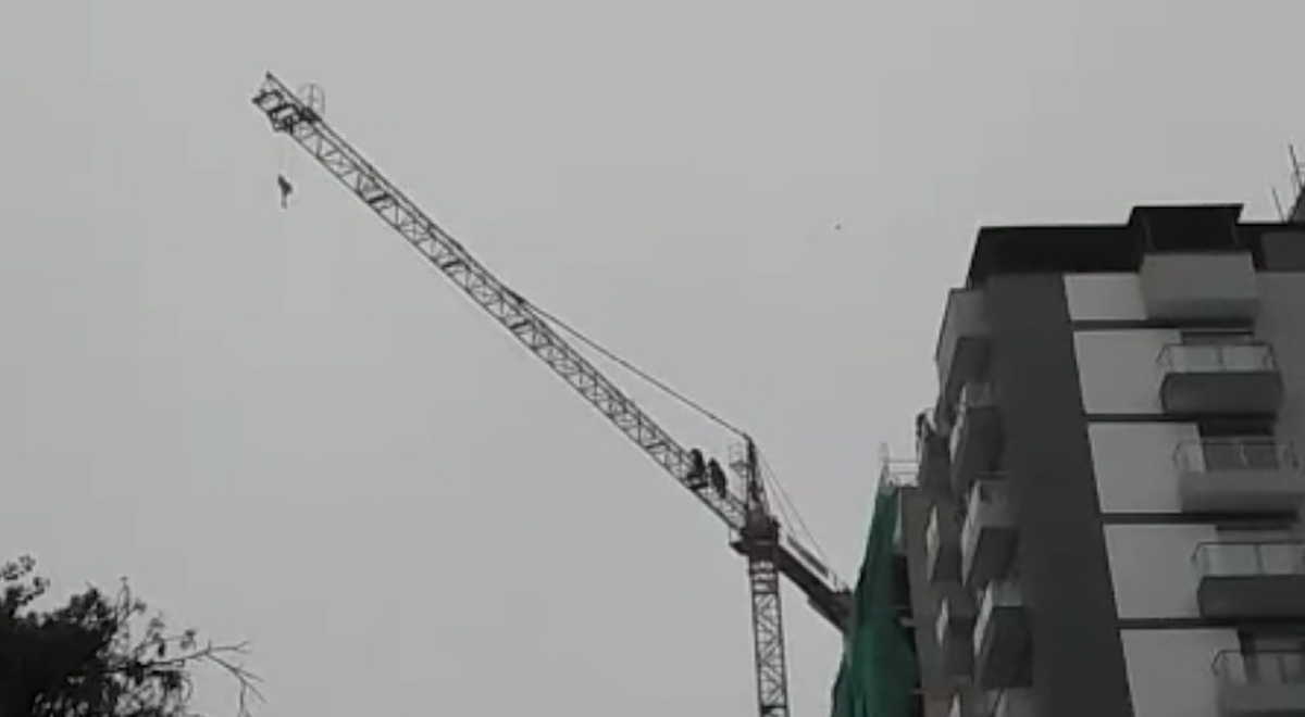 Trabajador sube a una grúa de construcción para exigir supuesto pago pendiente