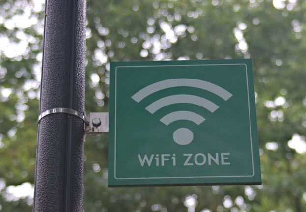 ¿Cómo habilitar la navegación segura en un Wi-Fi público?