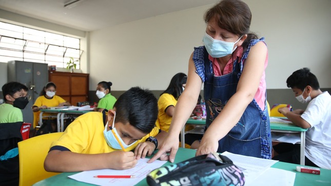 Proponen que el uso de mascarilla no sea obligatorio en colegios