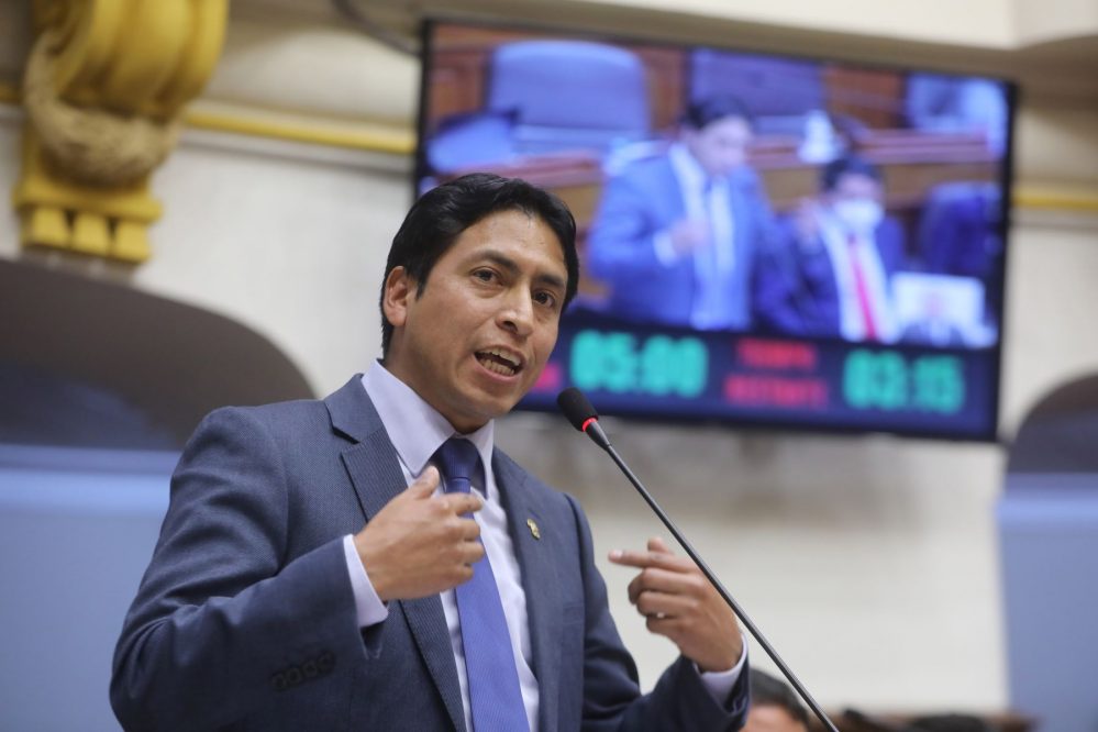 Congreso suspende 120 días al parlamentario Freddy Díaz