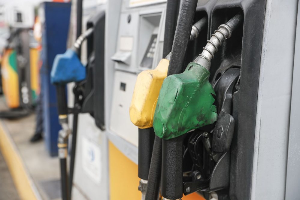 Petroleras bajan precio de las gasolinas, pero suben diésel y GLP