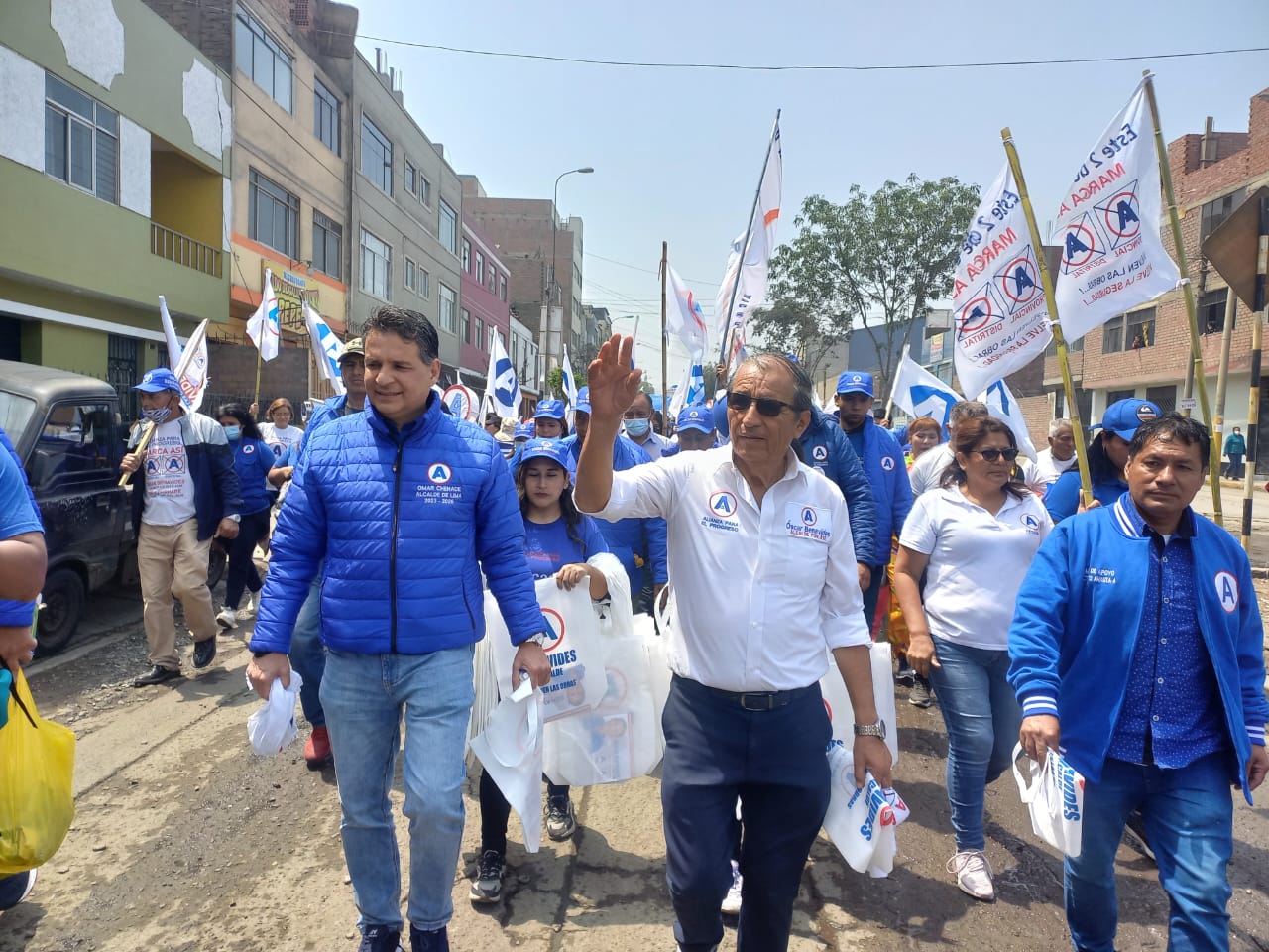 En caminata multitudinaria candidato Oscar Benavides anuncia delincuencia cero para Ate