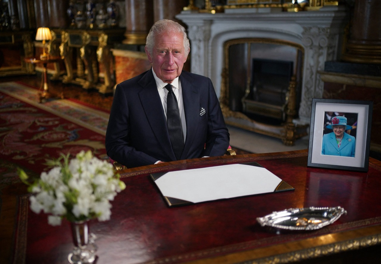 El rey Carlos rinde homenaje a su madre en su primer discurso