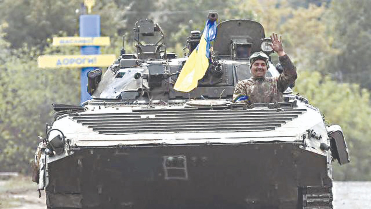 Ucrania recupera ciudad clave y Rusia admite retiro de sus tropas