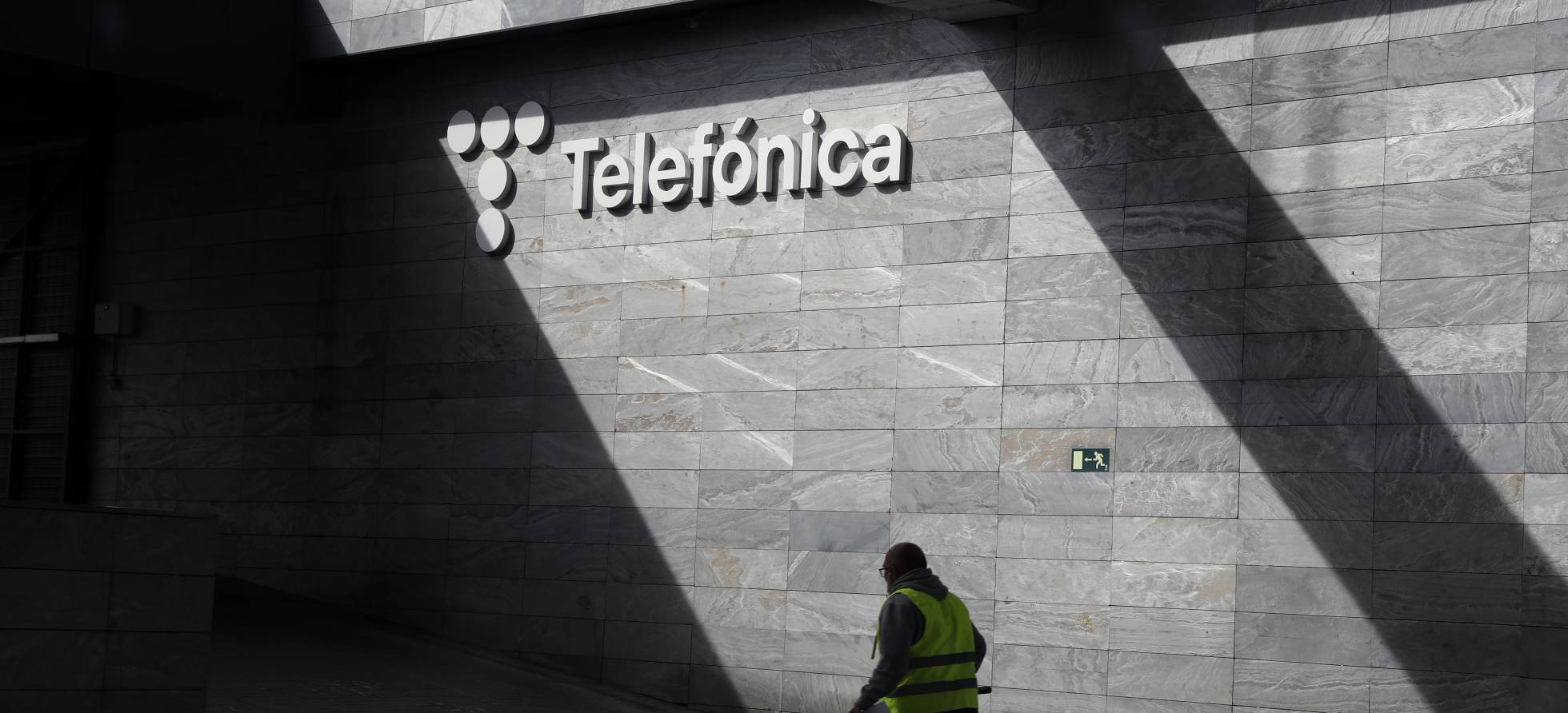 Telefónica pide a un grupo de clientes que cambien la contraseña del wifi
