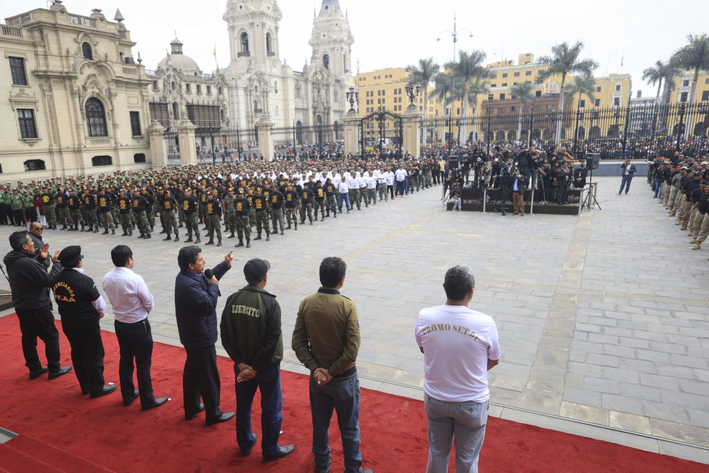 Castillo se reúne con cientos de licenciados de FFAA en Palacio