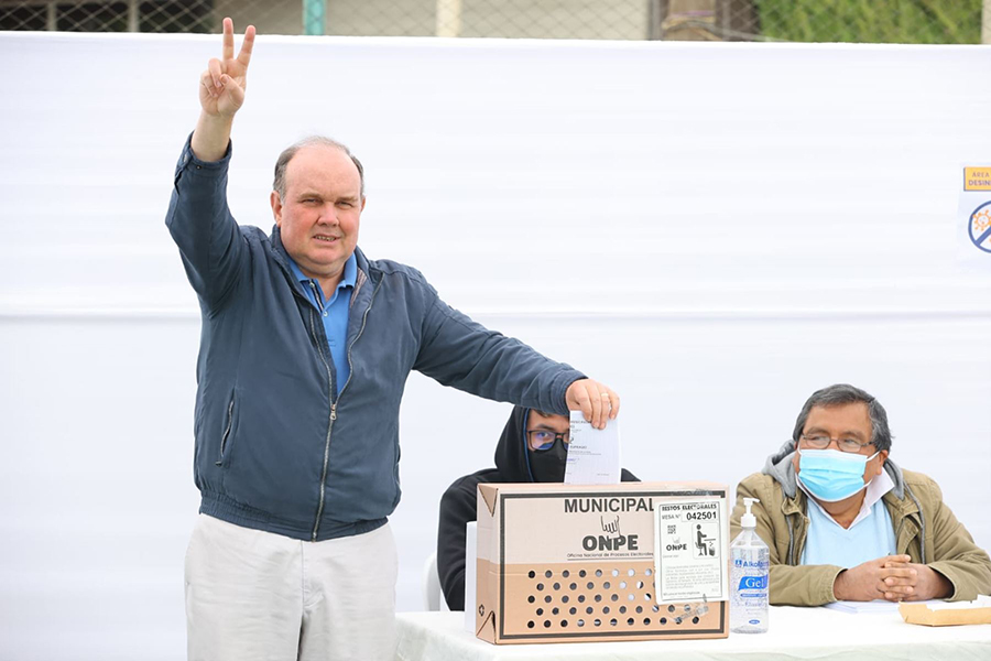 López Aliaga denunció que  el logo de su partido en la cédula estaba “despintado”