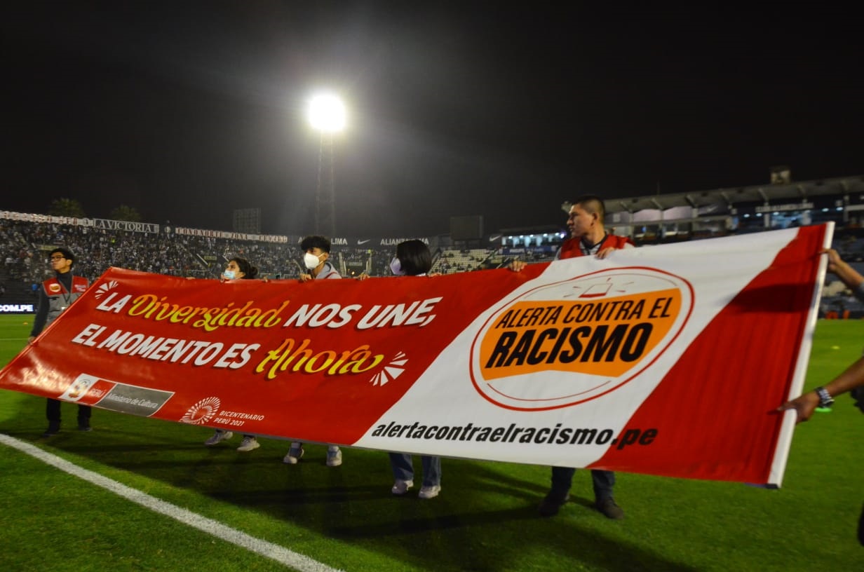 Banderolazo contra el racismo recibió respaldo de 25 000 espectadores en estadio Matute