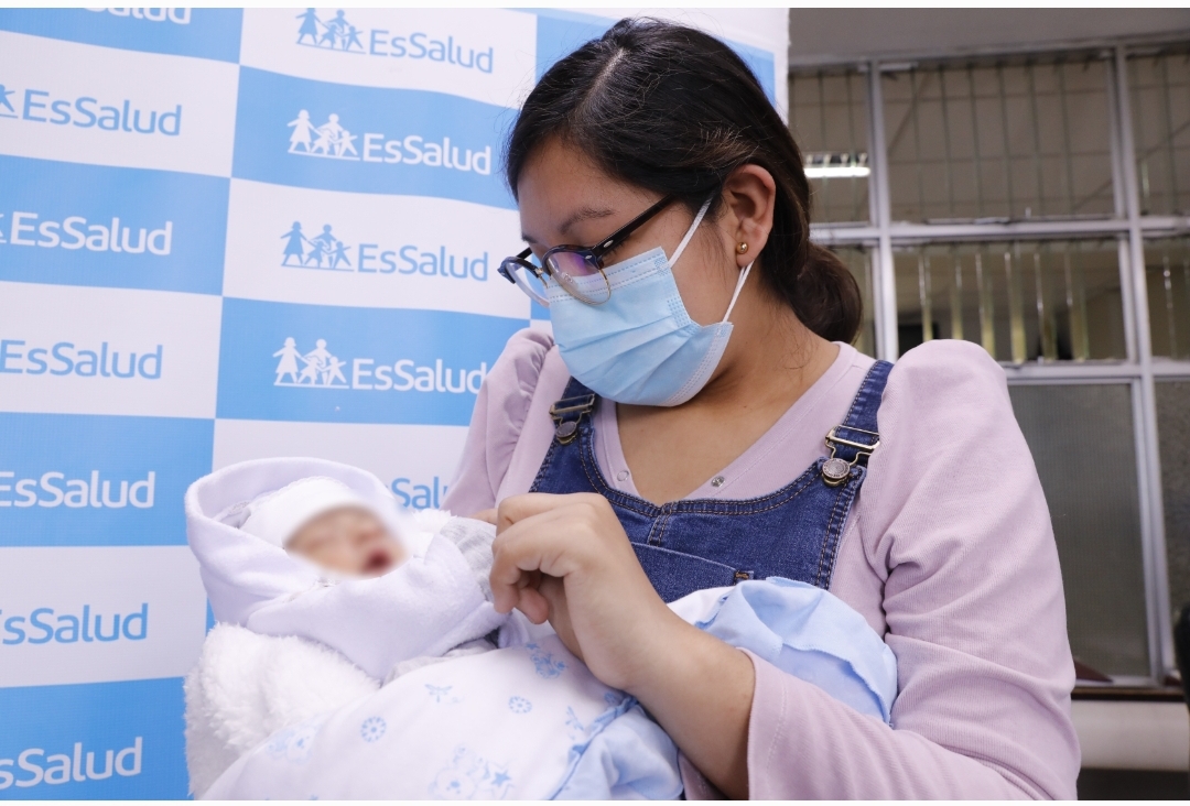 EsSalud: salvan vida de bebé en cirugía realizada, por primera vez, dentro del vientre materno