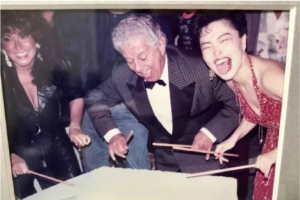 Nora Suzuki con uno de sus grandes ídolos, el Rey del Timbal Tito Puente