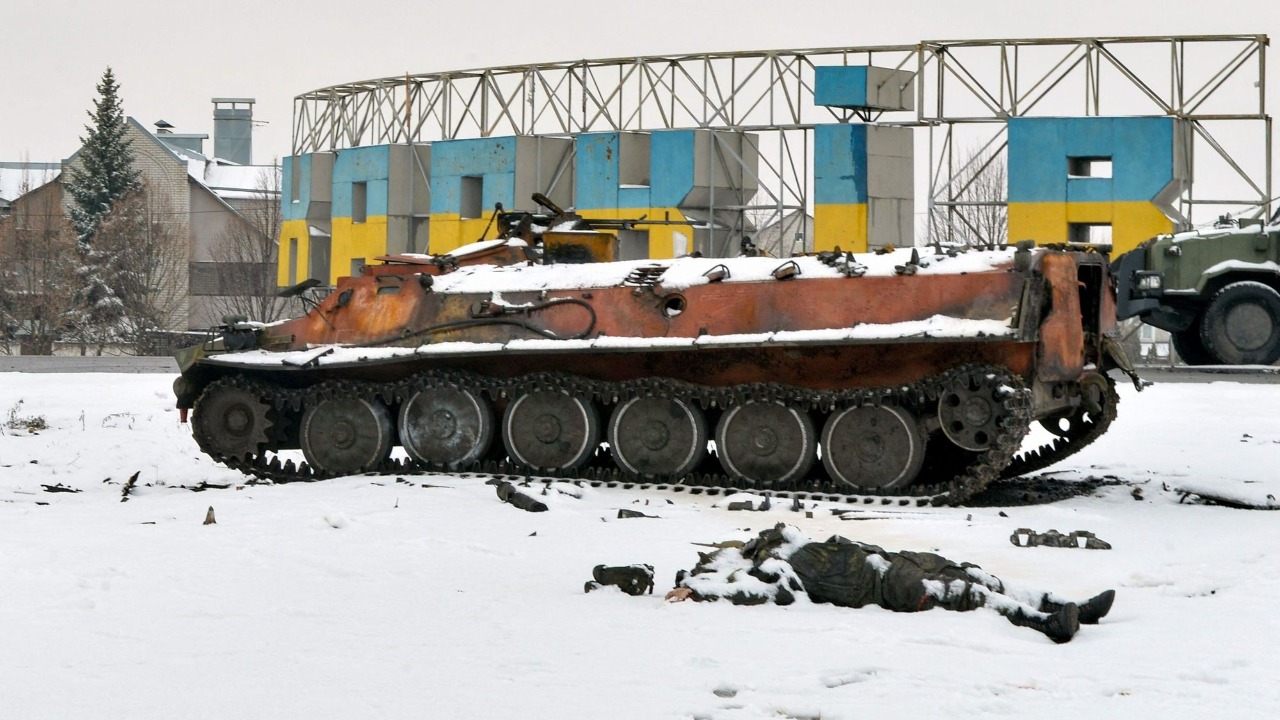 Aviación rusa destruye columna de vehículos blindados en Ucrania