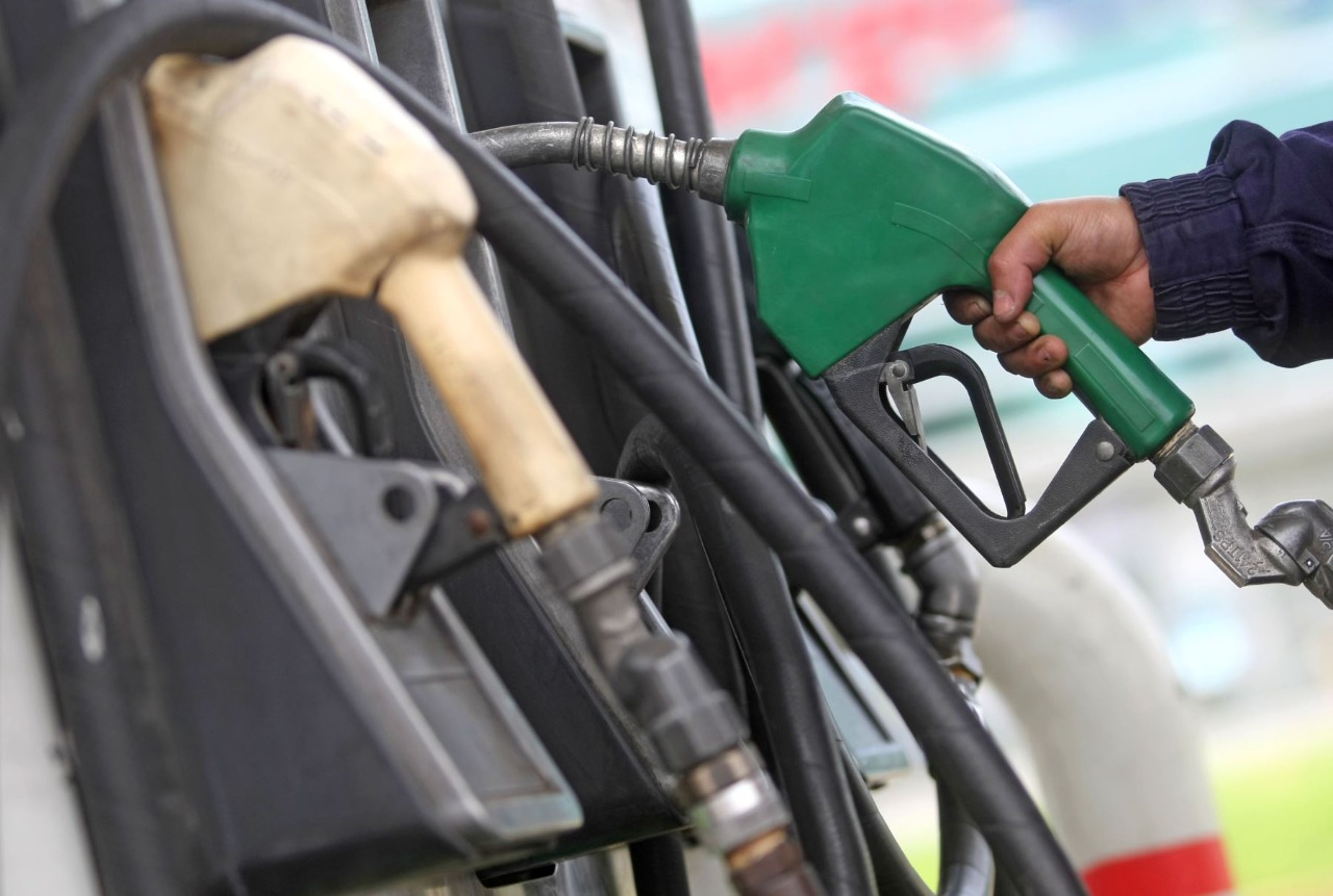 Peruanos pagan 38% de sobreprecio en combustible, debido a subsidio lo cual es excesivo según Gutiérrez
