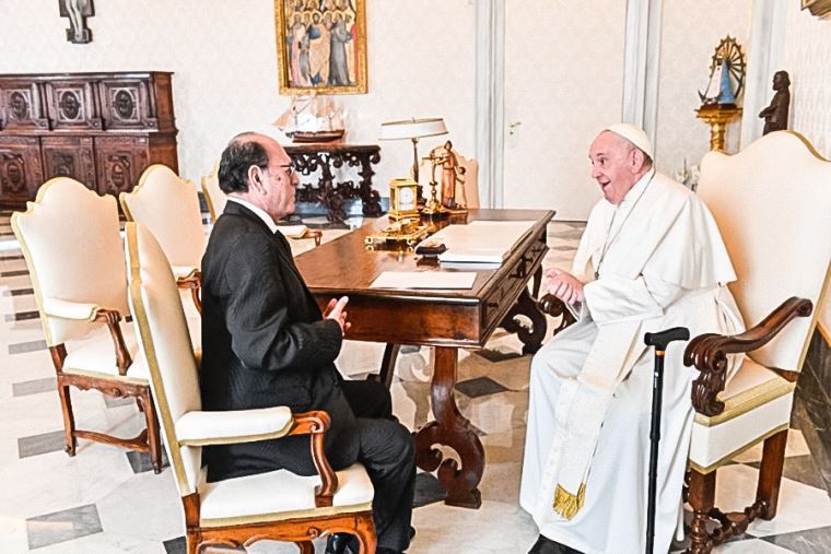 Canciller Landa miente al Papa sobre ausencia de mandatario