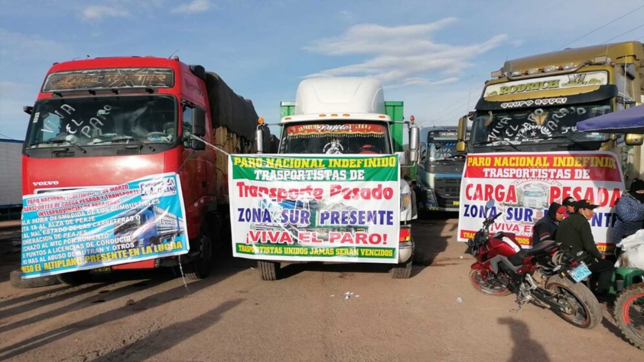Transportistas de carga van a huelga indefinida