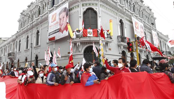 Miles renuncian al partido Perú Libre
