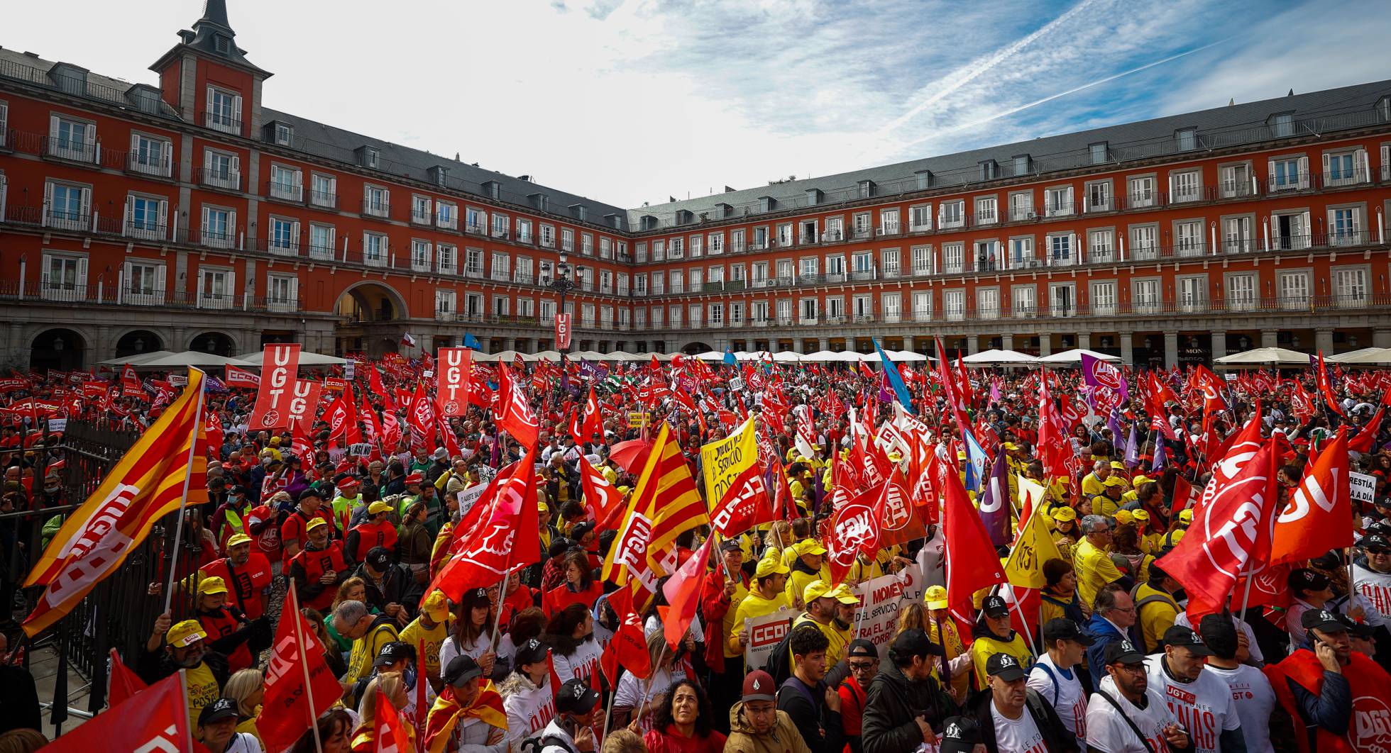Madrid: Miles de manifestantes piden ‘alzas de salarios o conflicto’ a la patronal
