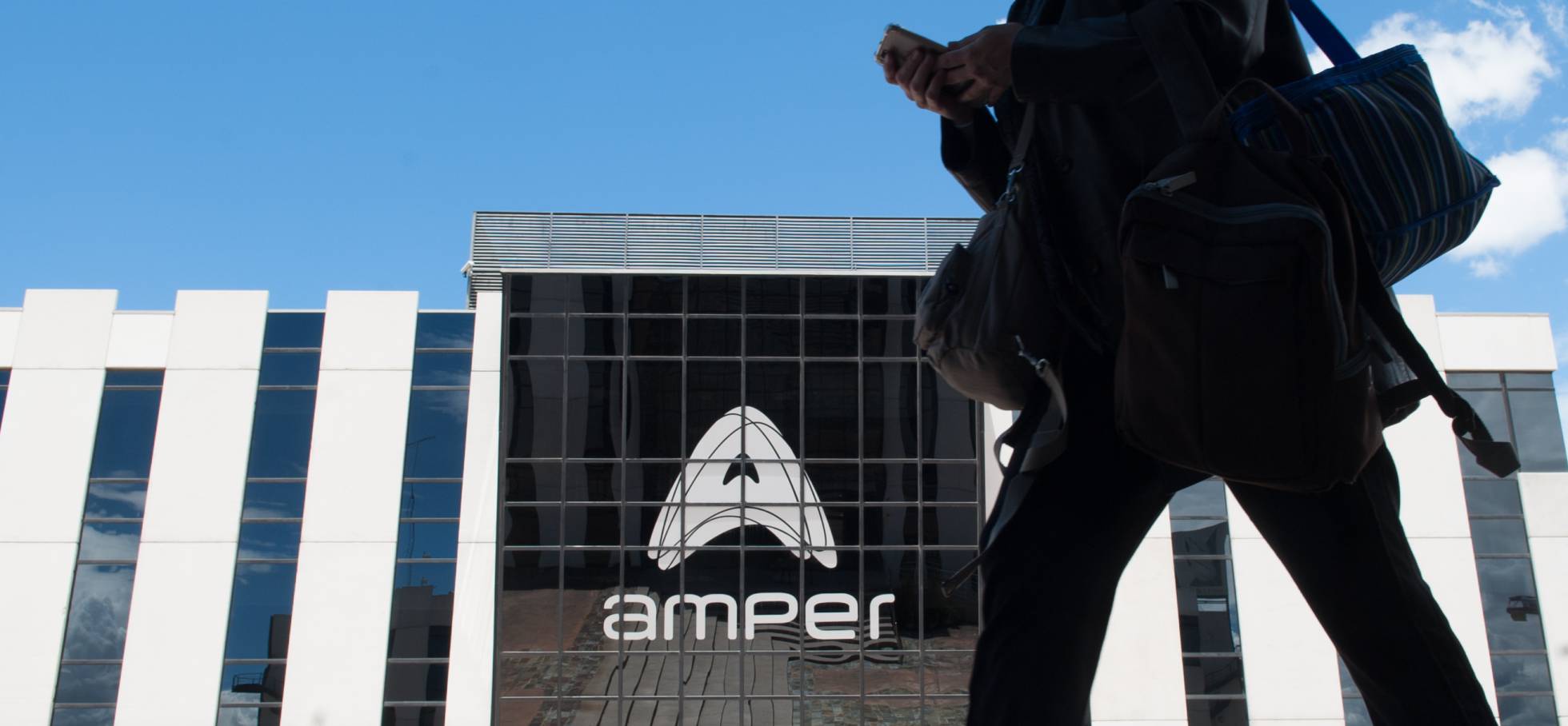Amper eleva sus ingresos un 21% y acelera la amortización de deuda