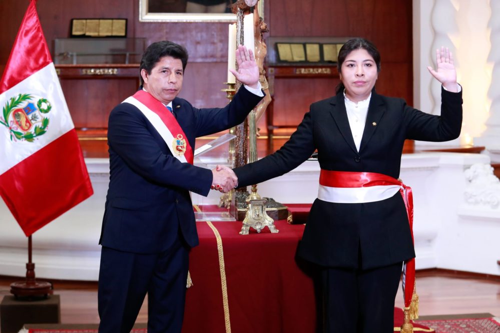 Betssy Chávez jura como premier y se confirma que mintió al país