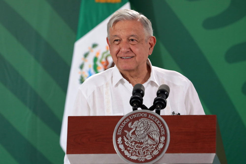 Presidente de México defiende a Castillo e insulta al Congreso