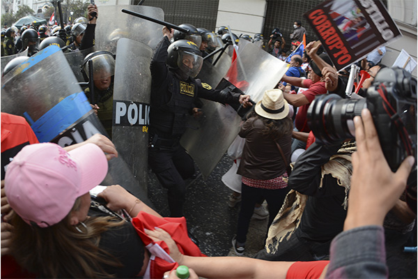 Policía agrede a manifestantes de marcha contra Castillo