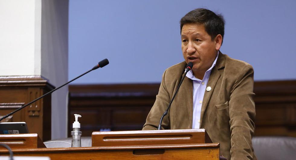 Guido Bellido renuncia a la bancada de Perú Libre