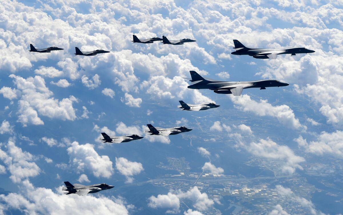 Bombarderos de EEUU sobrevuelan  Corea ante los misiles de NorCorea