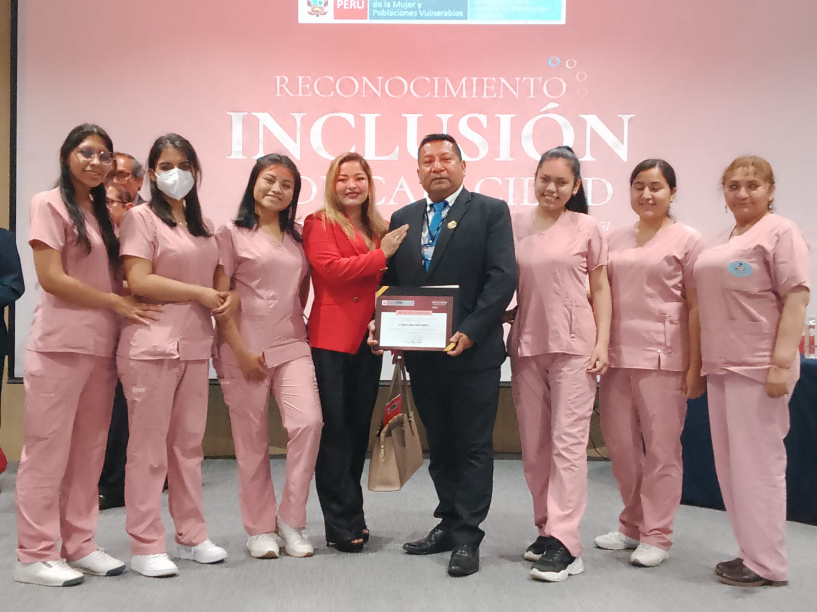 Ministerio de la Mujer distingue a médico de Lima Sur