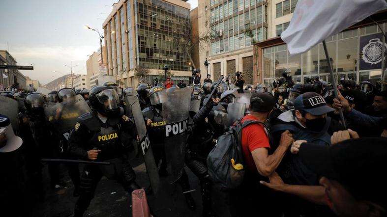 Manifestantes proCastillo atacan con palos y botellas a policías y periodistas