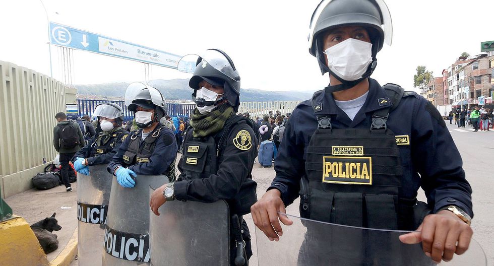 Oficiales de la PNP afectados por protestas en Lima