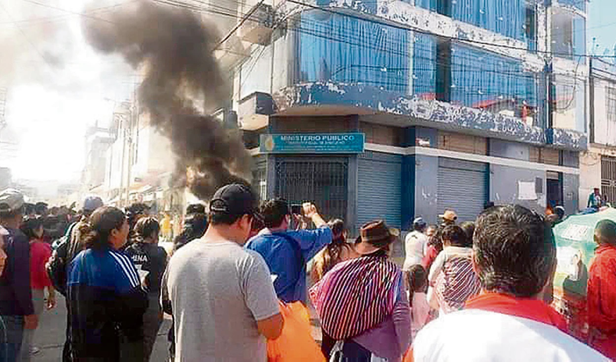 Ayacucho: Incendian local del Poder Judicial en  2do. día de protestas contra Fiscalía