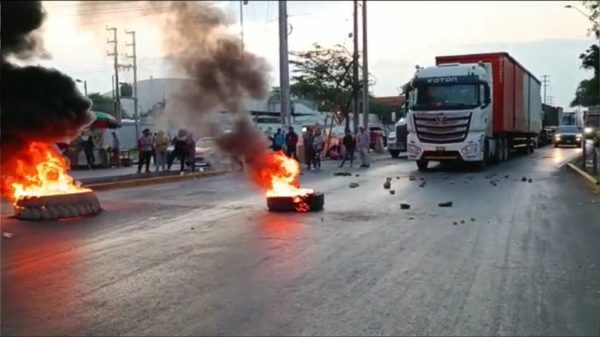 Bloquean Panamericana Sur y cierran ingresos a Ica y Arequipa