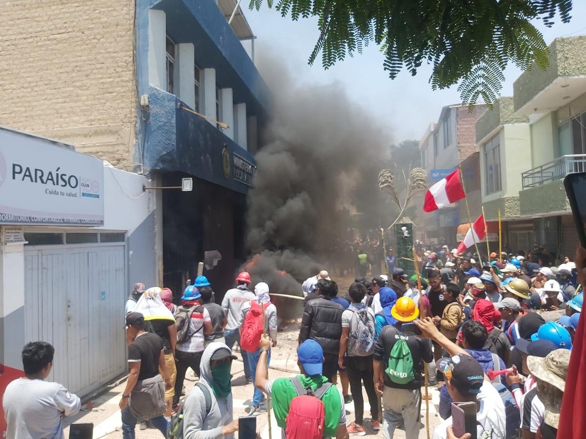 Arequipa: Queman y destruyen sedes de Fiscalía y PJ en Camaná