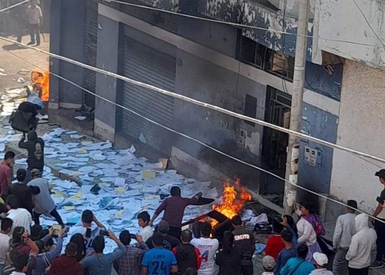 Quemaron 2 fiscalías  en Ayacucho, van 20  muertos en violencia