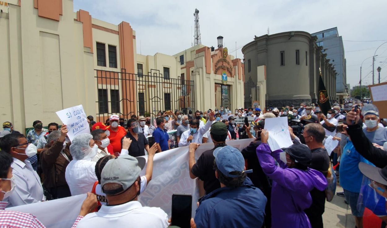 Cientos marchan en Centro de Lima para respaldar a las fuerzas del orden