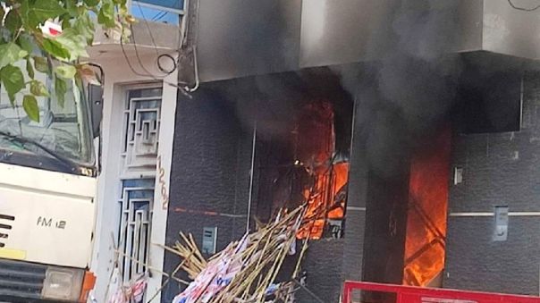 Huancavelica: Atacan a policías e incendian casa de gobernador