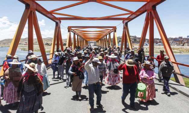 Miles de violentistas se dirigen en caravanas hacia Lima