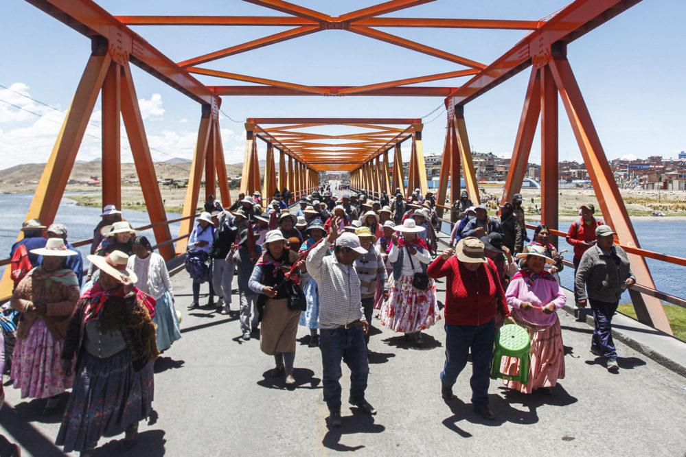 Miles de violentistas se dirigen en caravanas hacia Lima