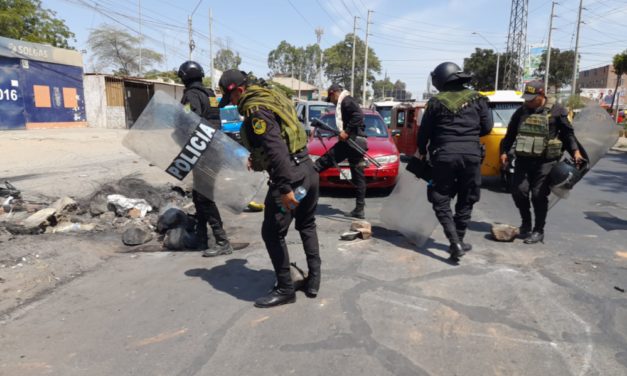 PNP liberó la Panamericana Sur con el alto costo de 57 policías heridos, dos muy graves