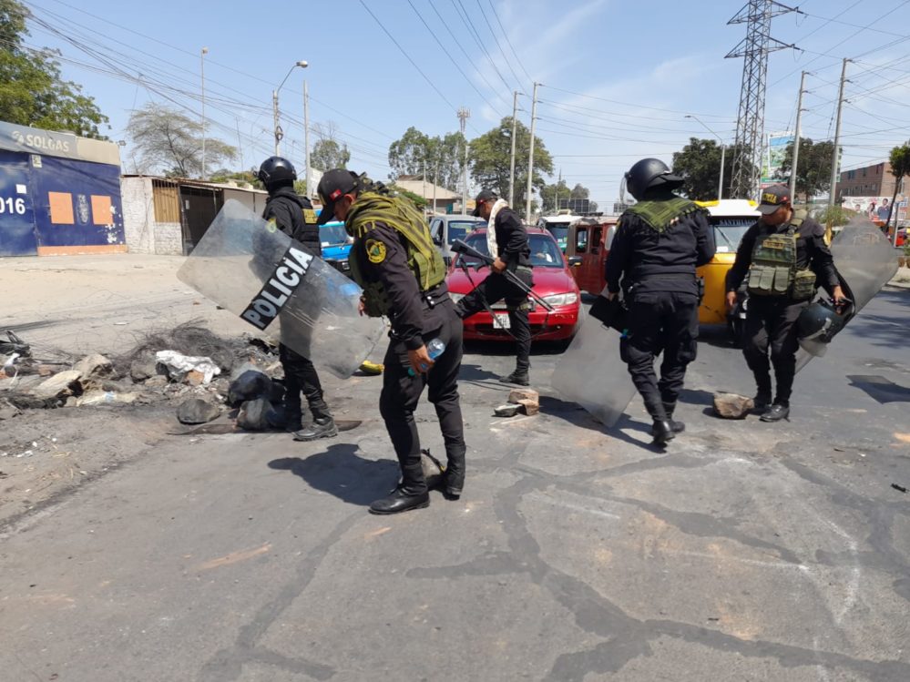 PNP liberó la Panamericana Sur con el alto costo de 57 policías heridos, dos muy graves