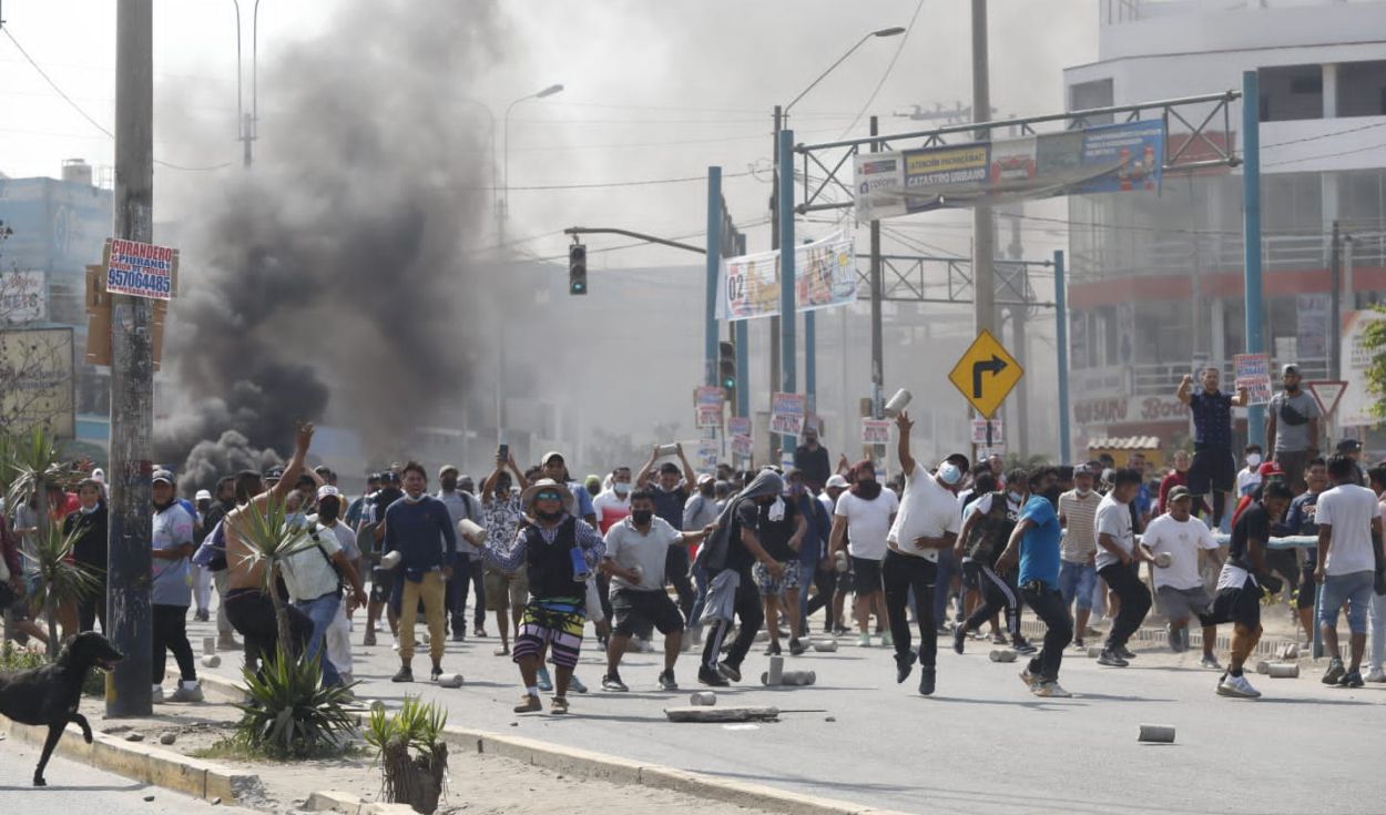 Turba ataca a policías en Lima y provincias