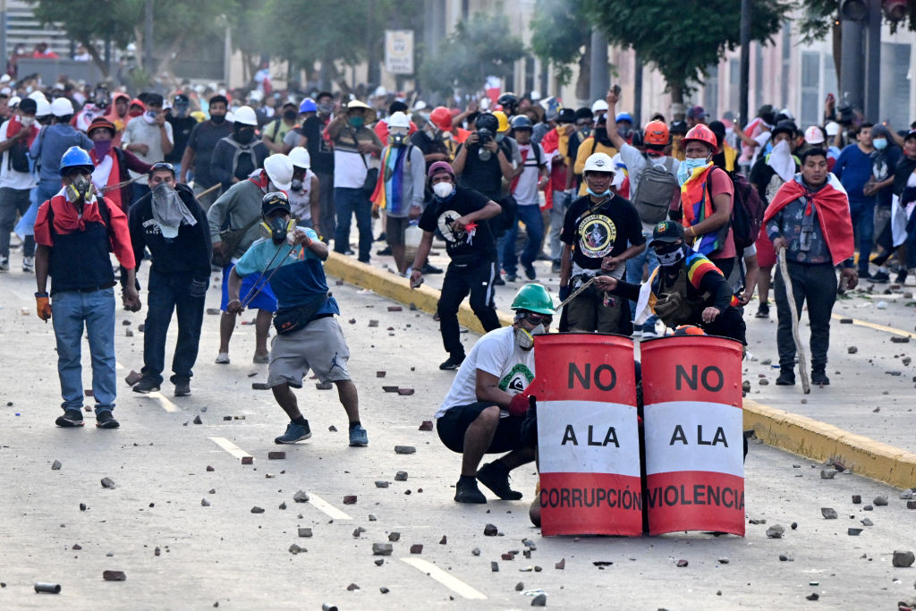 Turbas desatan caos y violencia en Lima