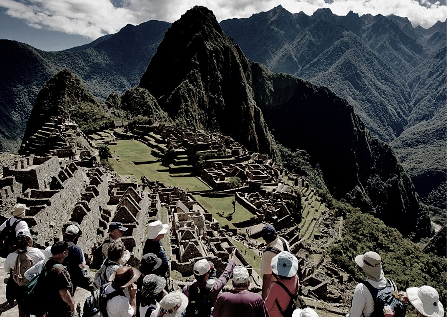 Trasladan a turistas desde Machu Picchu hacia la ciudad de Cusco.