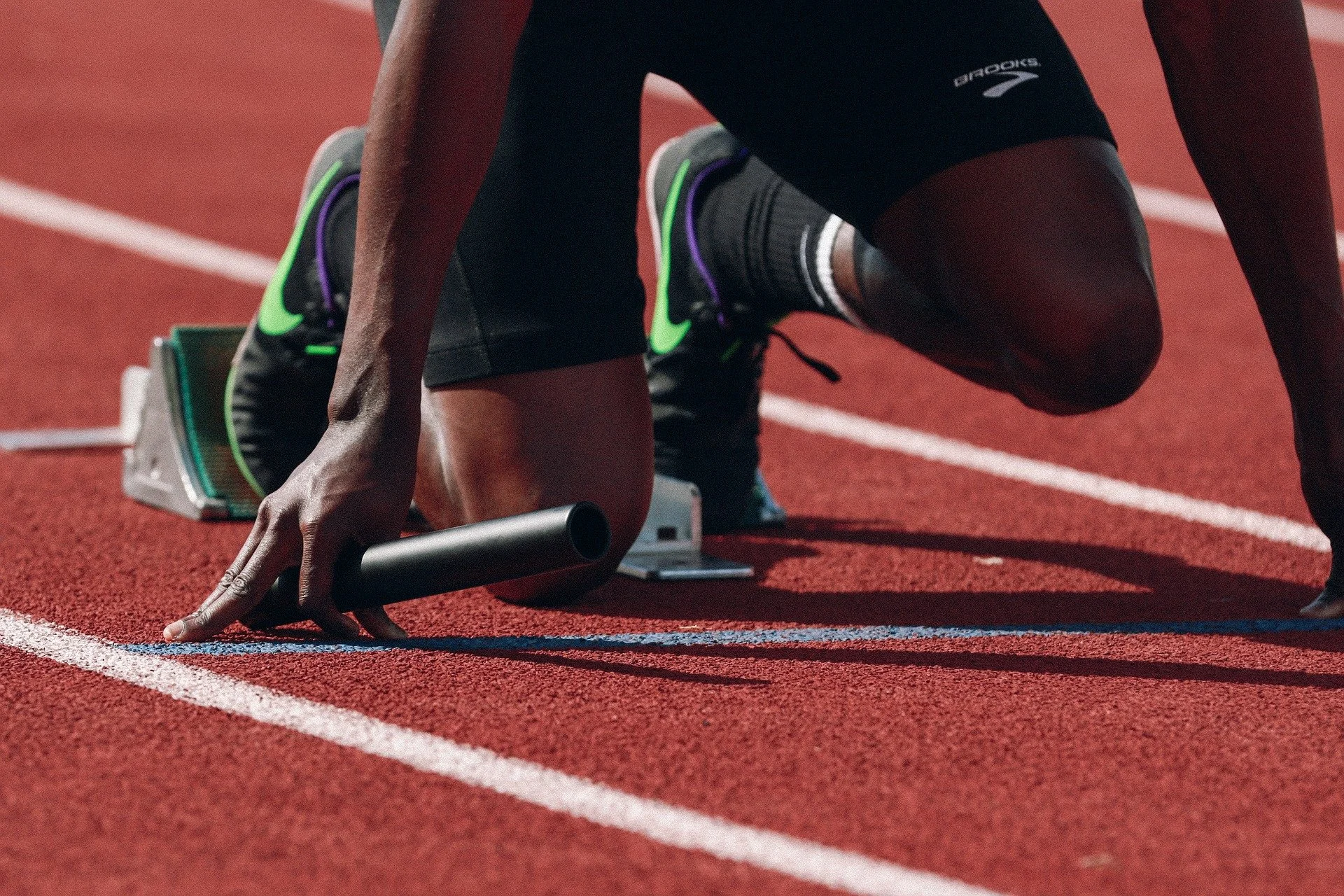 La marca ayuda constantemente a los deportistas nacionales, y hasta tiene un equipo de corredores apoyados por la marca, permitiéndoles alcanzar todas sus metas.
