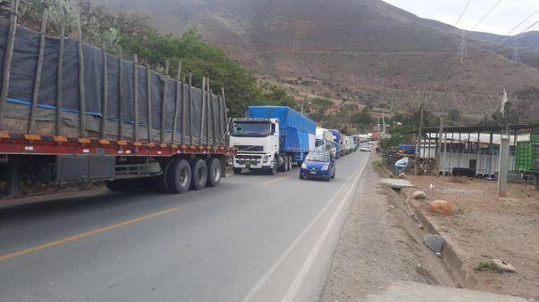 Apurímac: manifestantes amenazan a camioneros varados por bloqueo