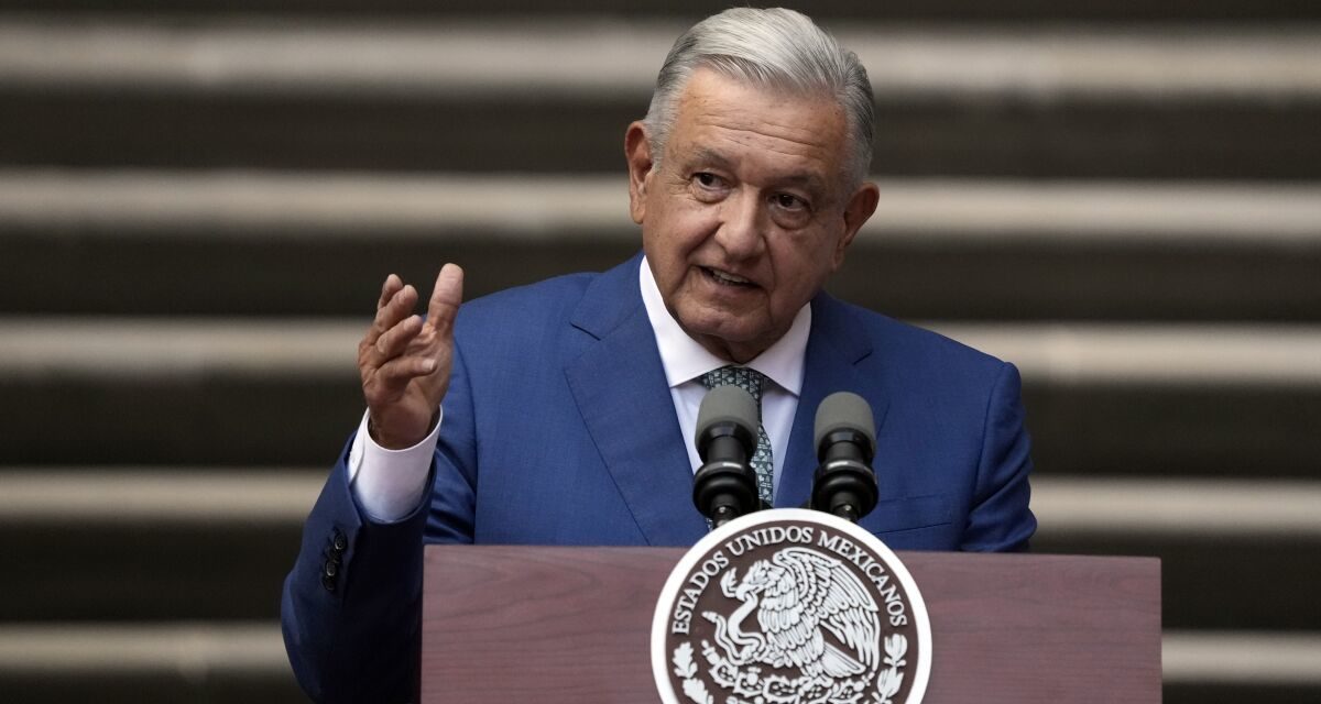 Manuel López Obrador llama ‘presidenta espuria’ a Dina