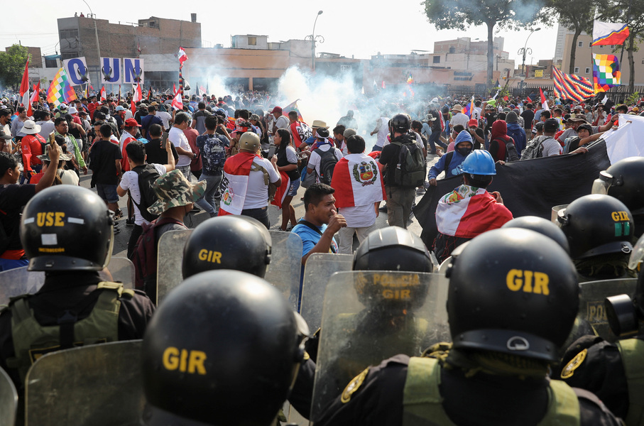 España deja de venderle material antidisturbios a Perú