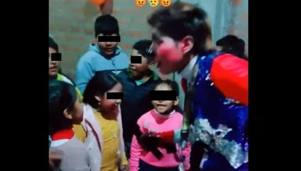Payaso obliga a niños a llamar "asesina" a Dina Boluarte