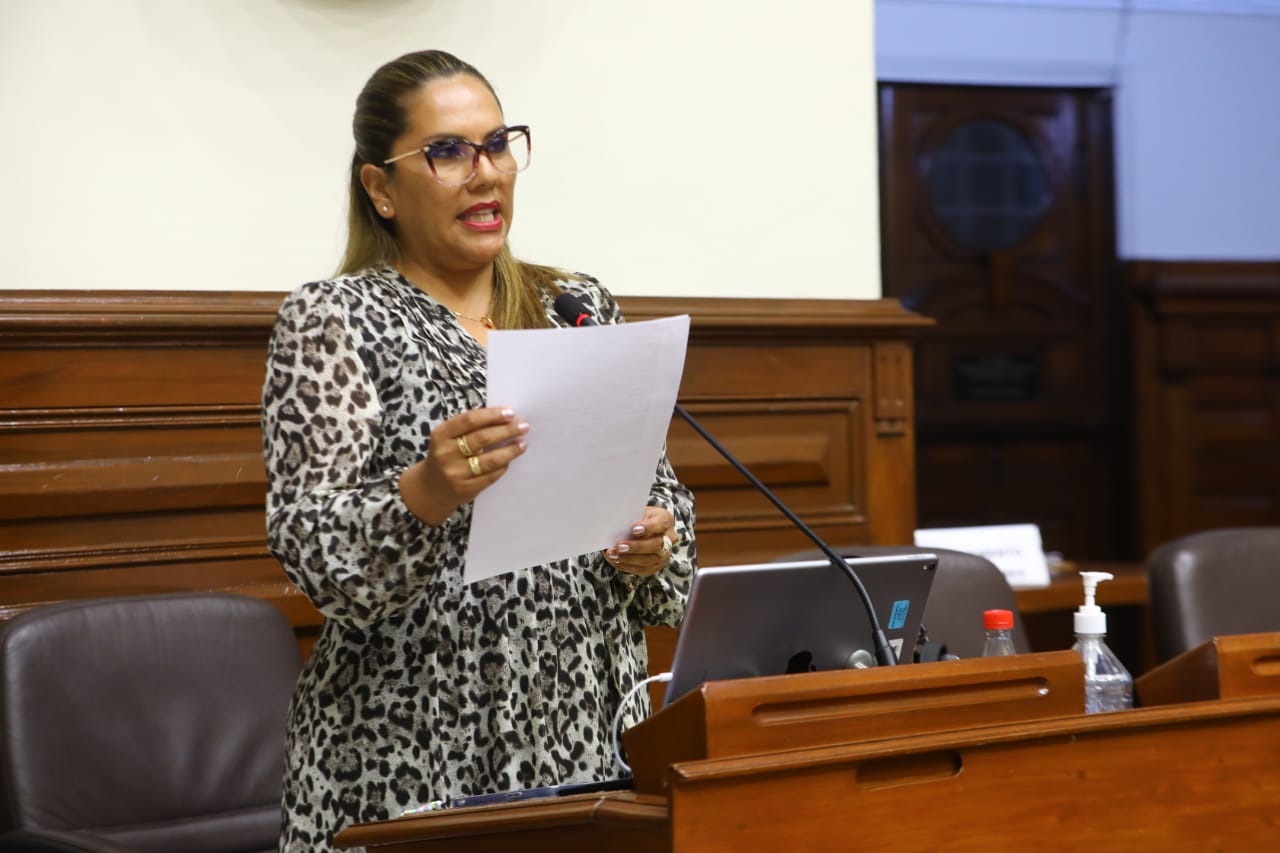 Podemos Perú demanda la renuncia de presidenta