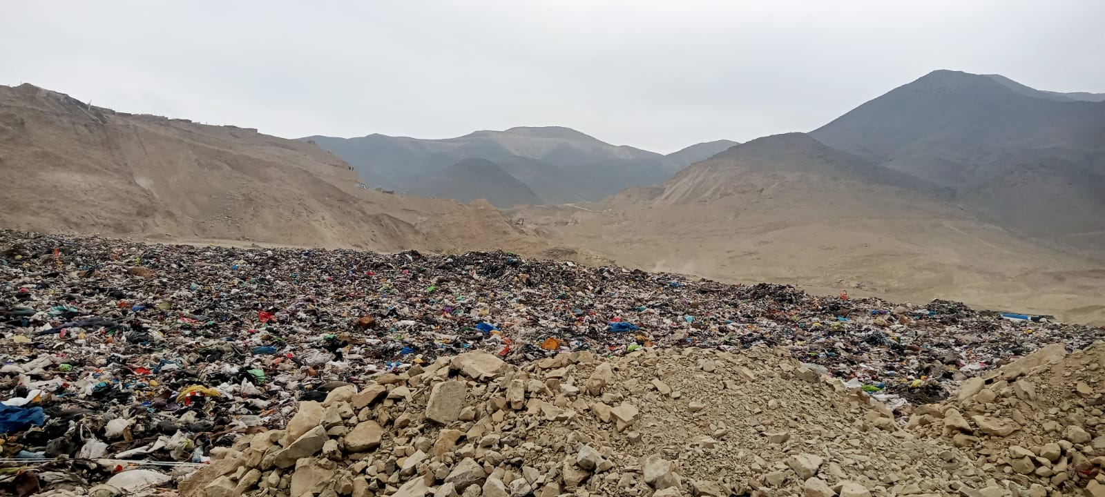 La comuna metropolitana constató que el tratamiento de los residuos sólidos que se realiza en el relleno sanitario de “ El Zapallal" se daba de forma negligentemente e incumpliendo la normativa ambiental vigente, así como de los alcances del Contrato y Adendas