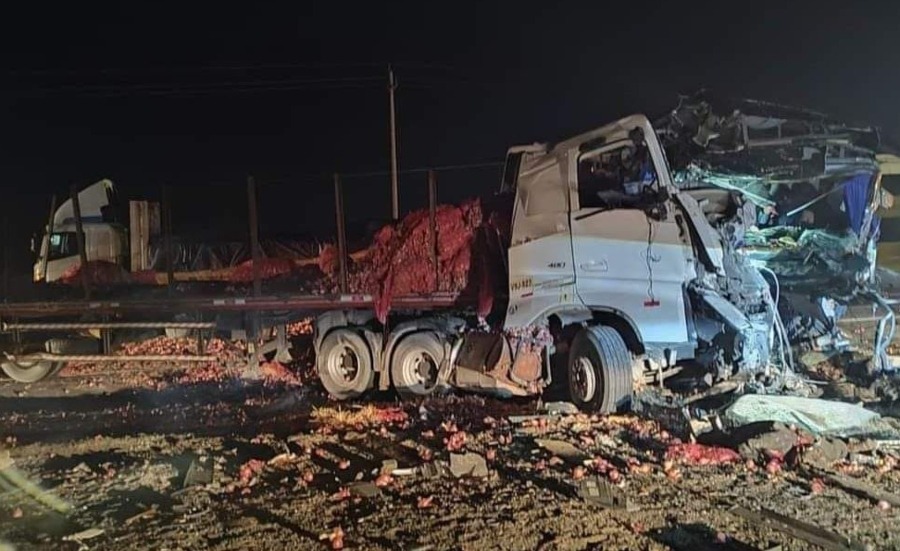 Arequipa: Dos muertos y más de 30 heridos  deja choque entre bus y camión